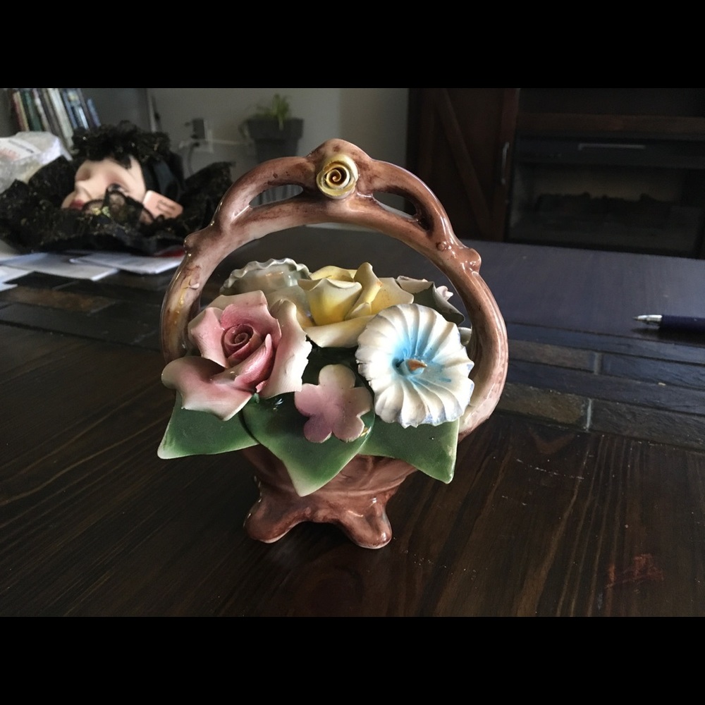 Capodimonte floral basket